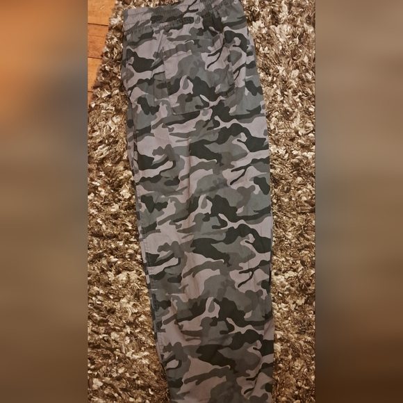 Plus Size Camo Crops - Picture 4 of 5